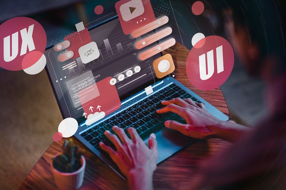 representaciones-de-ui-y-ux-con-laptop